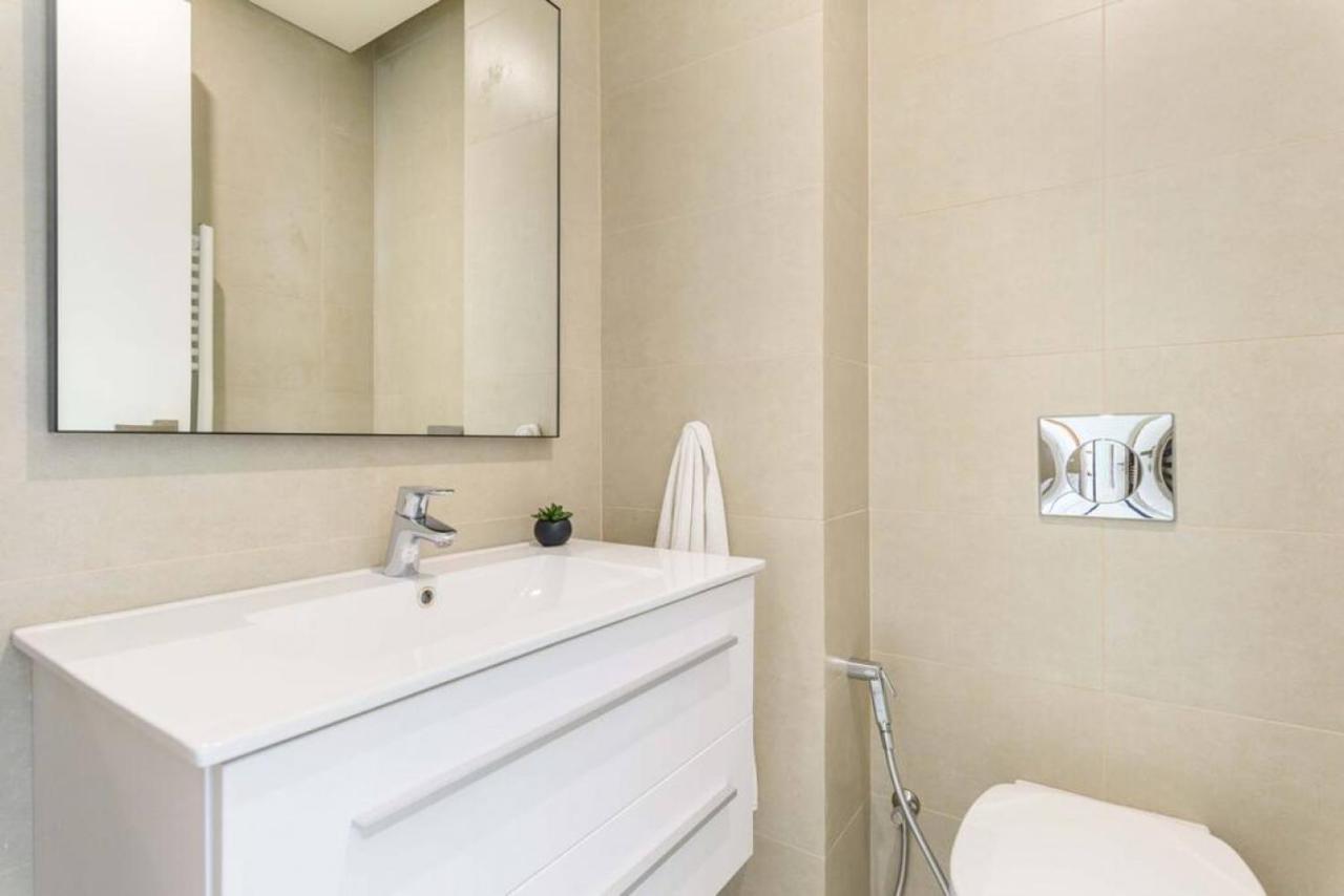 Gitta 2 Bedroom Apt In Tower Forty Four Apartment