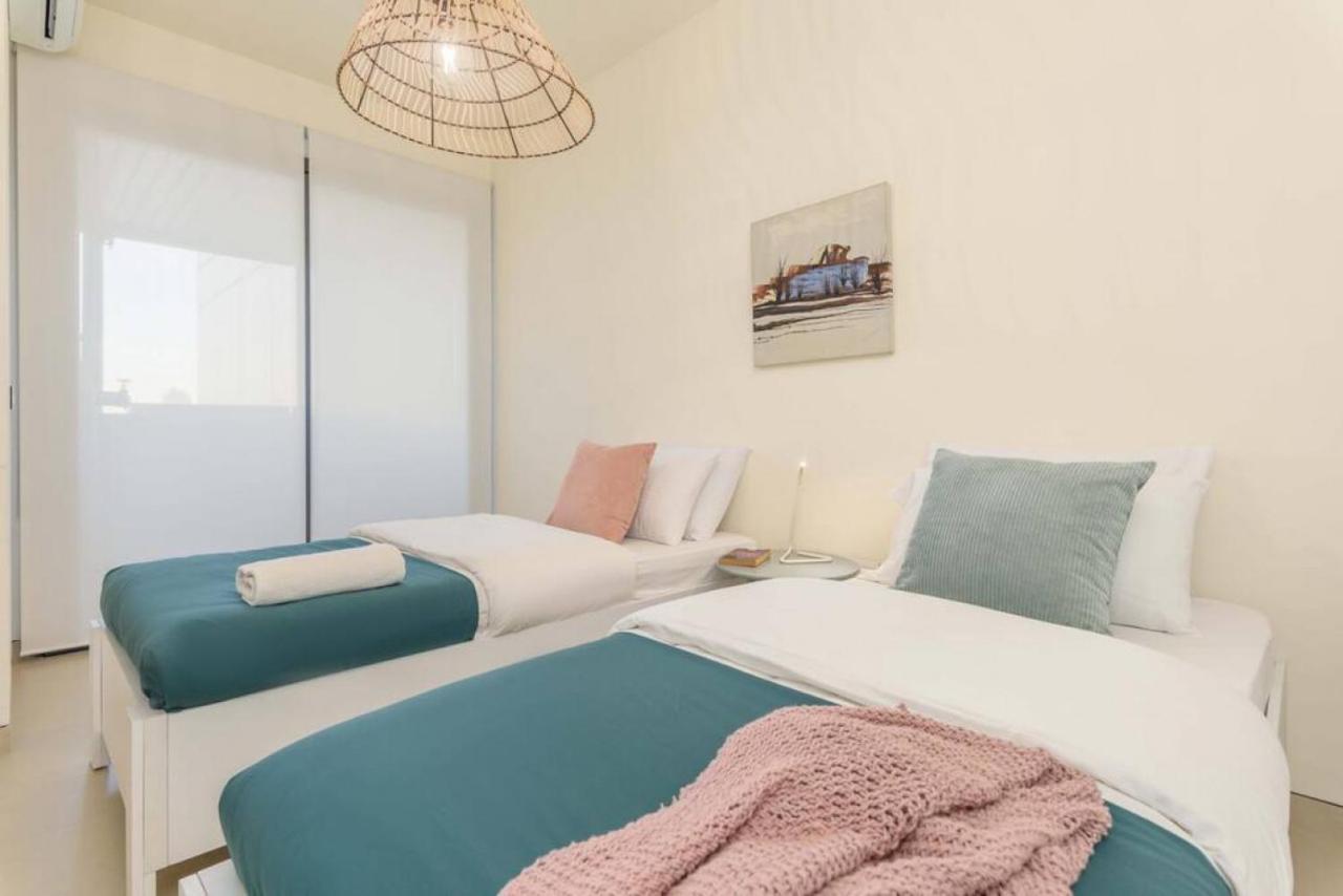 Gitta 2 Bedroom Apt In Tower Forty Four Apartment