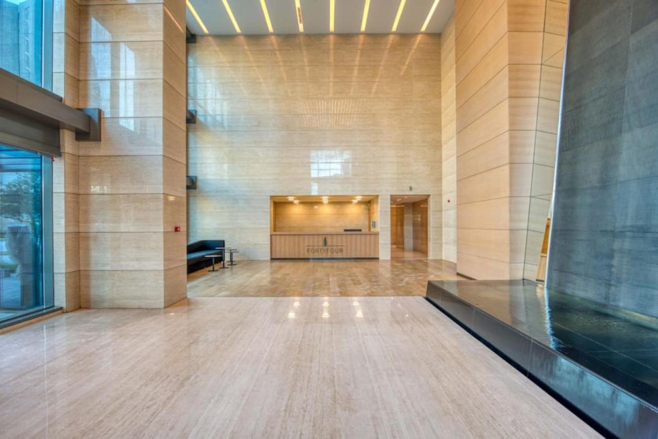 Gitta 2 Bedroom Apt In Tower Forty Four Apartment